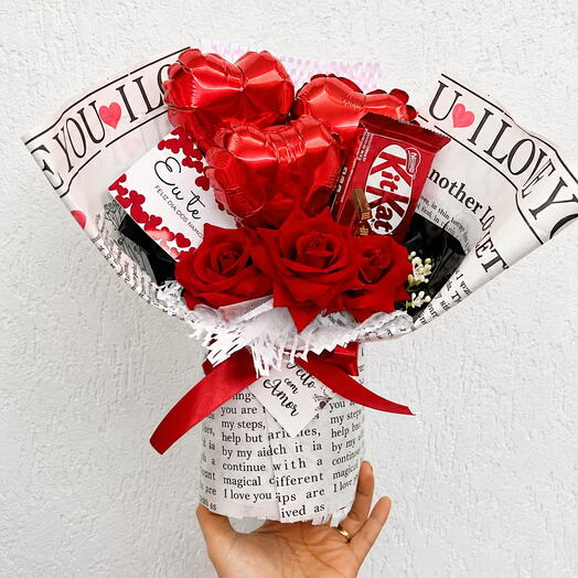 Buquê de  Balões de Coração, Rosas Eternas, KitKat e cartão