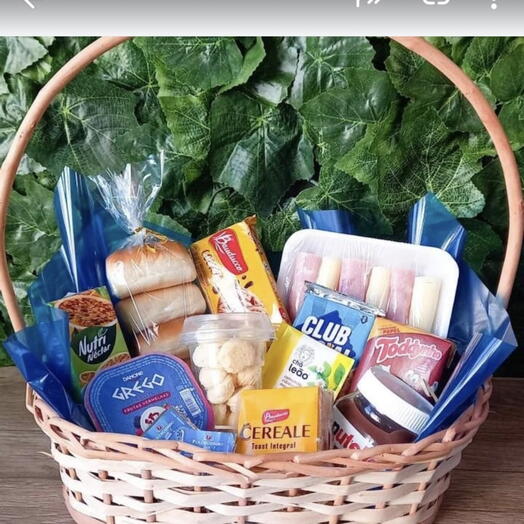 Cesta de cafe e frutas