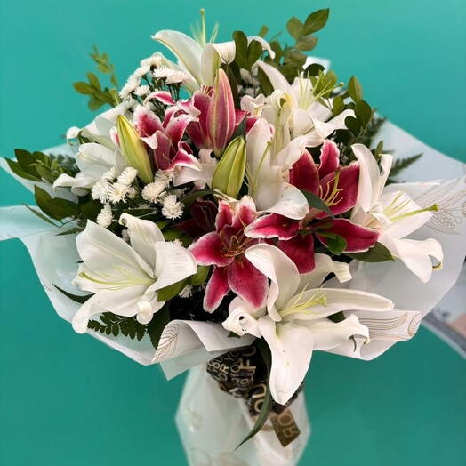 Buquê de Lirios Brancos com Lirios Rosas