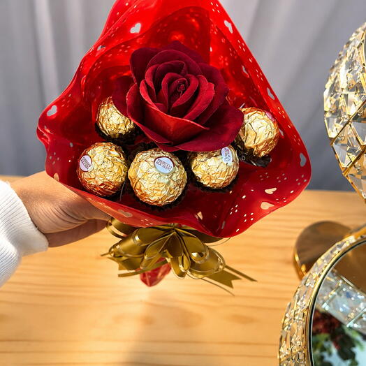 Buquê de Ferreiro Rocher com Rosa Eterna