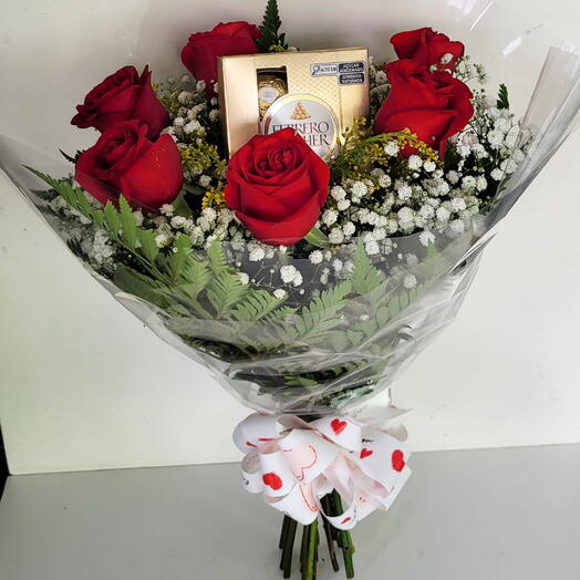 Buquê de 6 Rosas com Ferrero Rocher com 4 Unidades