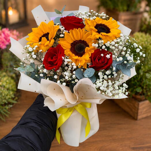 Buquê de Rosas e Girassois