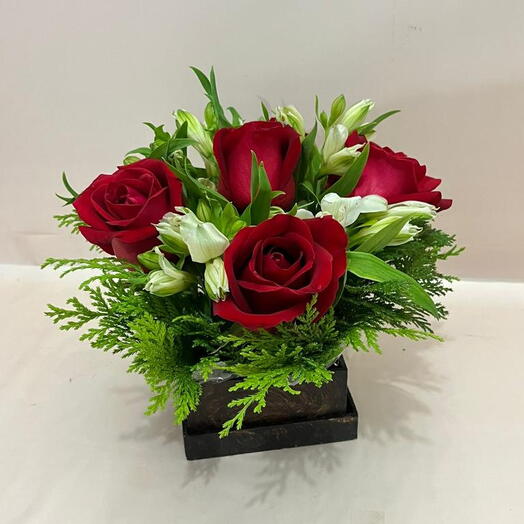 Arranjo de Rosas e Astromelias