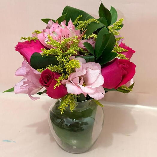 Arranjo de Rosas com Lisianthus e Astromelia no Vaso de Vidro